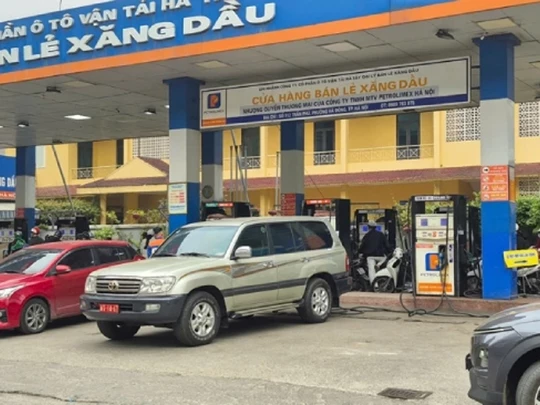 Xăng RON 95 III tăng 4.707 đồng, dầu hỏa tăng kỷ lục 8.490 đồng/lít