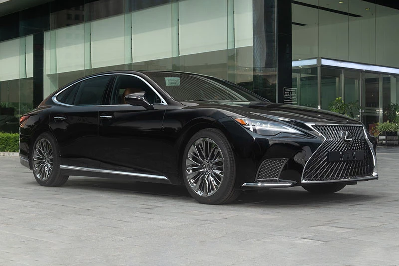 Lexus LS500h.