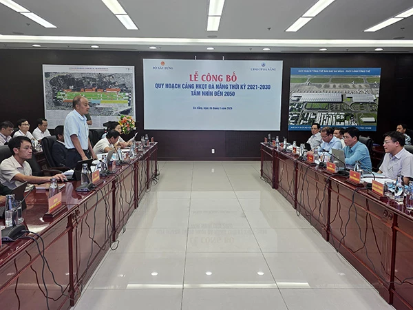 Phó Chủ tịch UBND TP Đà Nẵng Lê Quang Nam phát biểu với đoàn công tác của Bộ Xây dựng tại lễ công bố quy hoạch sân bay Đà Nẵng.