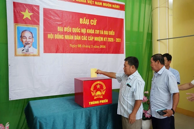 Sáng 8/3, người dân xã đảo Thổ Châu đi bầu cử sớm.