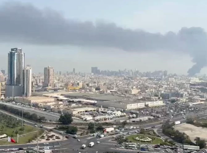 Khói bốc lên sau vụ tấn công tên lửa vào trung tâm dịch vụ của Hạm đội 5 Hoa Kỳ tại Manama, Bahrain. Ảnh: Reuters. Khói bốc lên sau vụ tấn công tên lửa vào trung tâm dịch vụ của Hạm đội 5 Hoa Kỳ tại Manama, Bahrain. Ảnh: Reuters.