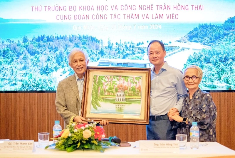 Thứ trưởng Bộ Khoa học và Công nghệ Trần Hồng Thái và đoàn công tác thăm Trung tâm Quốc tế Khoa học và Giáo dục liên ngành (ICISE).