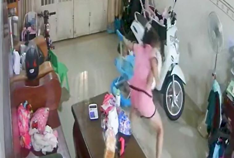 Mẹ kéo con cùng xe đẩy ra khỏi nơi nguy hiểm một tích tắc trước khi mái nhà sập