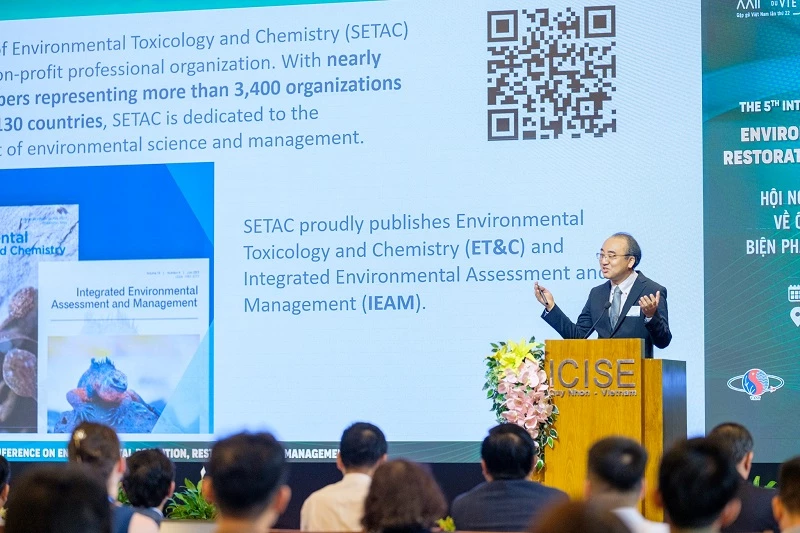 PGS.TS Hiroshi Yamamoto (Viện Nghiên cứu Môi trường Quốc gia Nhật Bản, Chủ tịch SETAC AP trình bày tham luận.