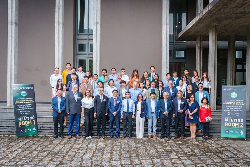 Các đại biểu và nhà khoa học chụp ảnh lưu niệm tại Trung tâm Quốc tế Khoa học và Giáo dục liên ngành (ICISE).