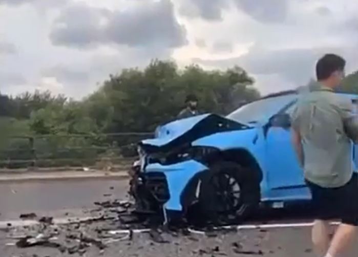 Siêu xe Lamborghini vượt ẩu rồi tông trực diện xe tải, 6 người nhập viện