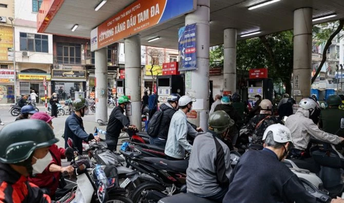 Người dân xếp hàng đổ xăng tại Cửa hàng xăng dầu Tam Đa. Ảnh: Báo Quân đội nhân dân.