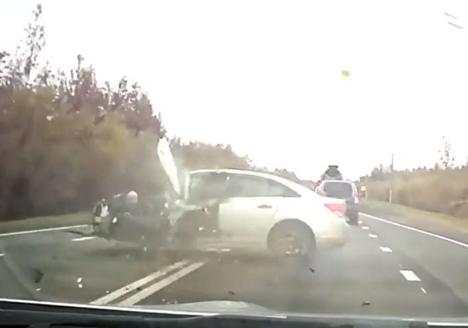 Vượt ẩu lấn làn, Chevrolet Cruze tông trực diện SUV trên đường