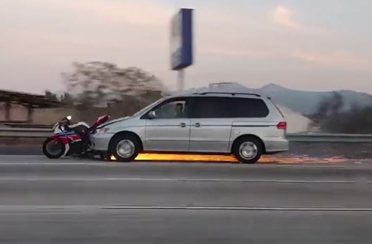 Sau va chạm, ô tô kéo lê mô tô phân khối lớn nhiều kilomet trên cao tốc