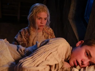 ‘Đồi gió hú’ của Emerald Fennell: Bi kịch tình yêu được tái sinh táo bạo và mới mẻ