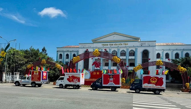 Các xe tuyên truyền bầu cử trên đường phố Cà Mau.