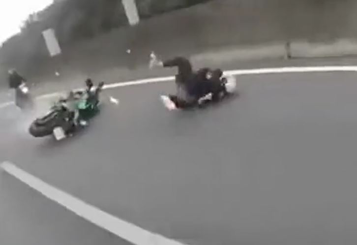 Ô tô tông xe phân khối lớn, lật nhào nhiều vòng giữa cao tốc