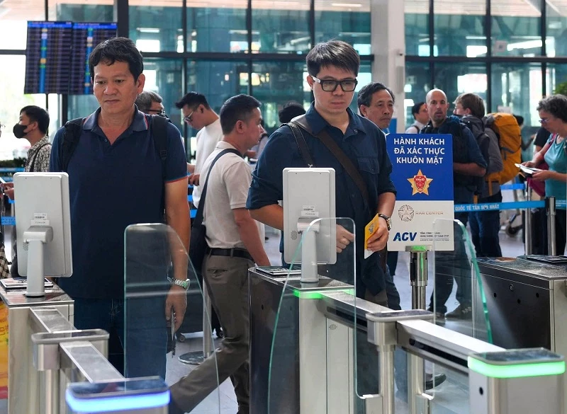 Cảng hàng không Phù Cát ứng dụng giải pháp công nghệ gắn với dữ liệu dân cư (VNeID) để phục vụ hành khách được nhanh chóng hơn.