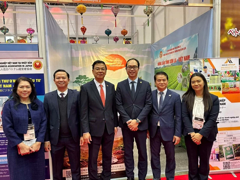 Đại sứ Việt Nam tại Nhật Bản Phạm Quang Hiệu, Tham tán Thương mại Tạ Đức Minh, Phó Giám đốc Trung tâm Xúc tiến Thương mại, Nông nghiệp và Môi trường Việt Nam Hoàng Văn Dự và Chủ tịch Hiệp hội Doanh nghiệp Việt Nam tại Nhật Bản Tống Thị Kim Giao đến thăm gian hàng giới thiệu cà phê của Aikai Group.