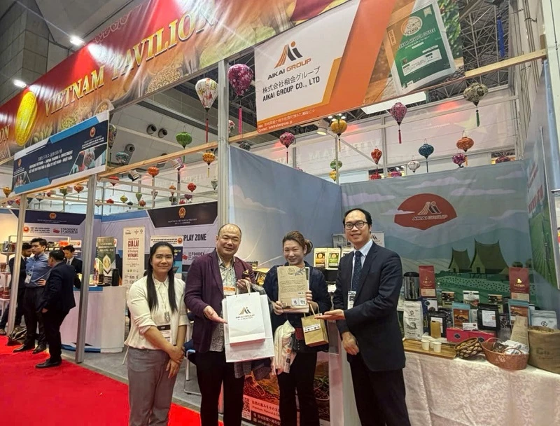 Các nhà mua hàng quốc tế và đối tác quan tâm đến cà phê đặc sản do Aikai Group giới thiệu.  