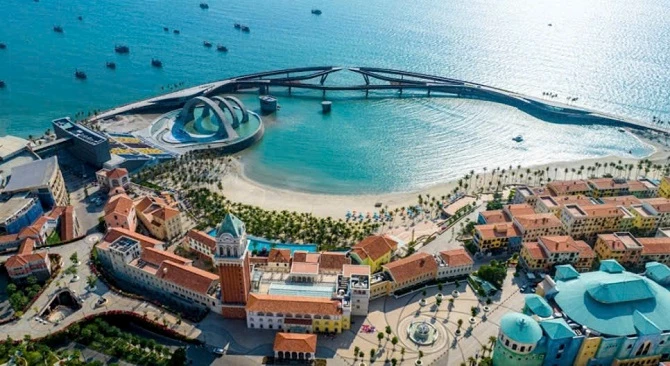 Cầu Hoàn hôn đây là một trong những địa điểm du lịch nổi tiếng thu hút du khách trong nước và quốc tế.