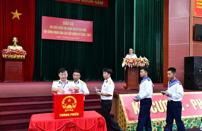 cán bộ, chiến sĩ Lữ đoàn 127, Bộ Tư lệnh Vùng 5 Hải quân,