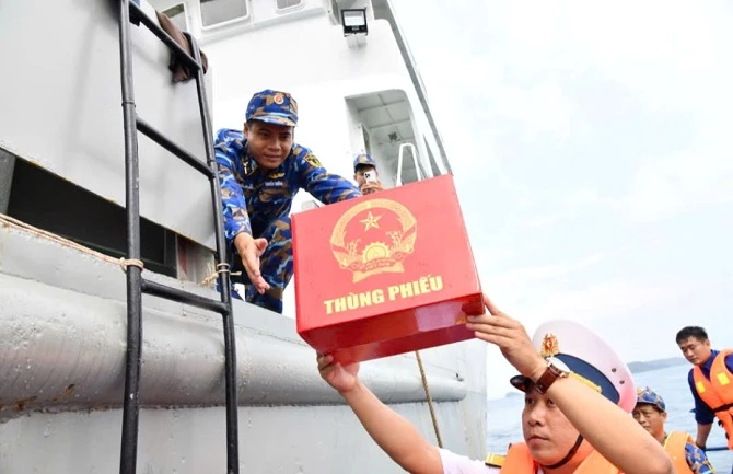 Sở Chỉ huy Lữ đoàn, đơn vị còn tổ chức tổ bầu cử lưu động mang theo thùng phiếu phụ được niêm phong đúng quy định,