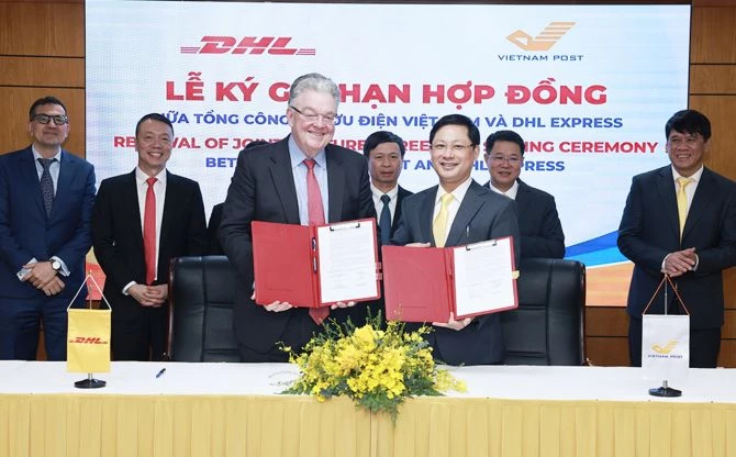 Đại diện lãnh đạo Vietnam Post và DHL Express tại lễ ký biên bản gia hạn hợp đồng liên doanh.
