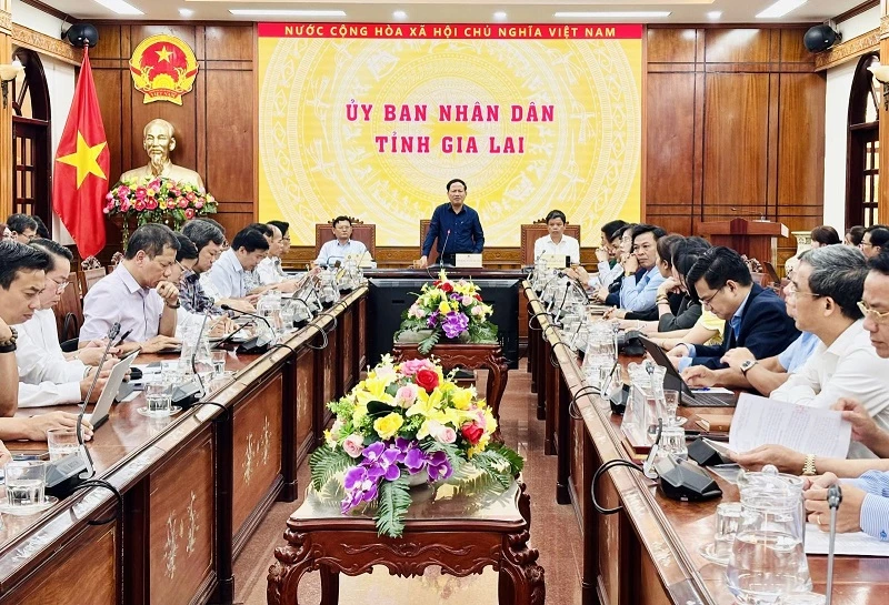 Chủ tịch UBND tỉnh Gia Lai Phạm Anh Tuấn cuộc họp trực tiếp kết hợp trực tuyến gặp mặt các doanh nghiệp, hiệp hội doanh nghiệp và ngành hàng trên địa bàn 