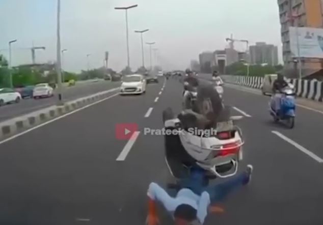 Ô tô phanh gấp, thanh niên đi xe máy đâm sầm vào đuôi xe rồi ngã sấp mặt