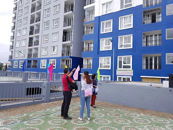 Người dân tìm hiểu về các dự án nhà ở xã hội trên địa bàn Đà Nẵng.