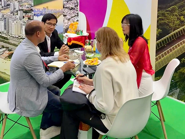 lãnh đạo Sở VH-TTDL Đà Nẵng đón tiếp các đối tác Nga và CIS đến trao đổi tại gian hàng của thành phố ở hội chợ du lịch quốc tế MITT Moscow 2026.