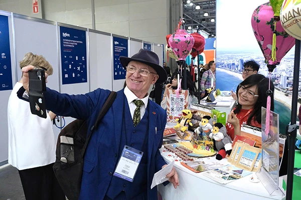 Các đối tác Nga và CIS check-in tại gian hàng của thành phố Đà Nẵng.