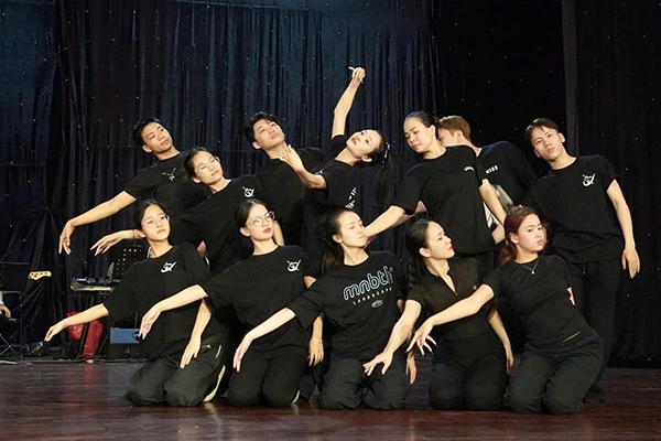 Các nghệ sĩ Nhà hát Trưng Vương Đà Nẵng đang khẩn trương tập luyện chuẩn bị cho chương trình nghệ thuật "Gửi trọn niềm tin". 