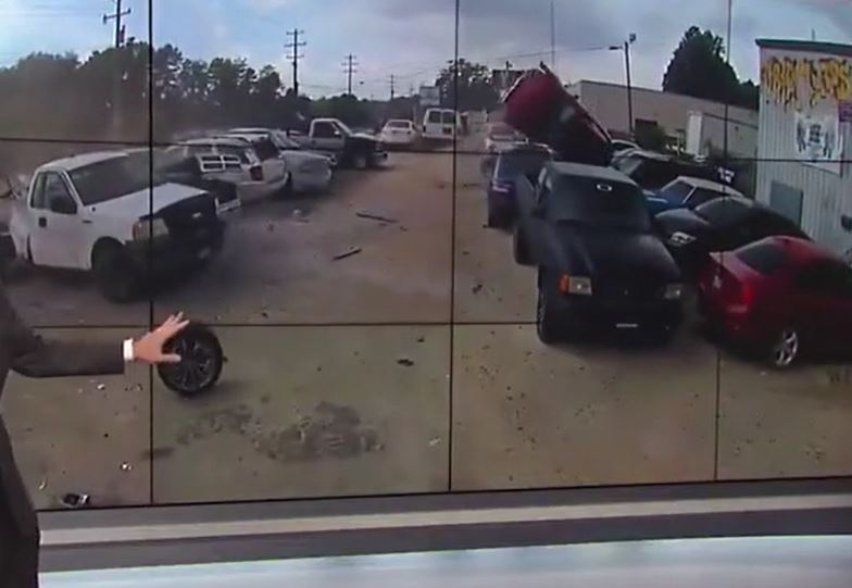 Ô tô mất lái khi vào cua, tông 8 xe như phim hành động