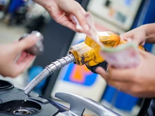 Tiếp tục xả quỹ bình ổn, giữ nguyên giá xăng dầu