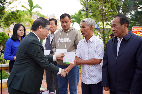 Đại học Đông Á hỗ trợ gia đình thân nhân liệt sĩ Gạc Ma tại Đà Nẵng
