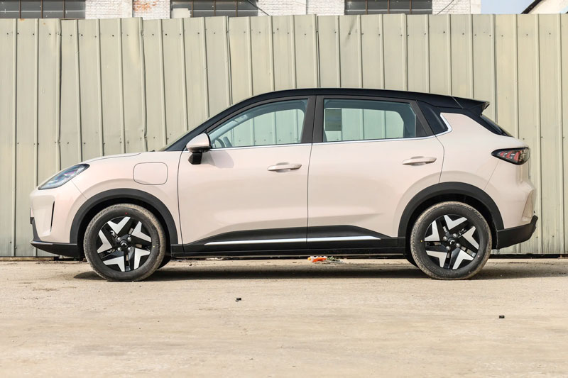 Xe hơi thiết kế đẹp, dài gần 4,3 mét, giá hơn 340 triệu đồng