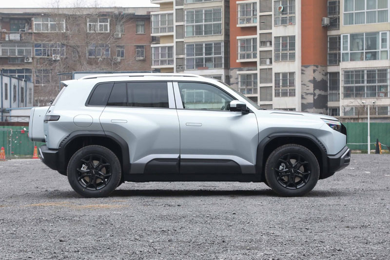 SUV thiết kế hầm hố, công suất 416 mã lực, giá gần 590 triệu đồng