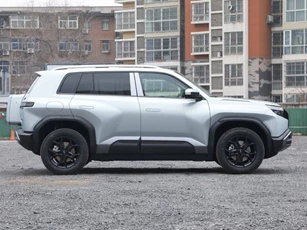 SUV thiết kế hầm hố, công suất 416 mã lực, giá gần 590 triệu đồng