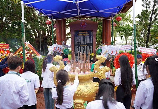 Sinh viên Đại học Đông Á dương hương tưởng nhớ các liệt sĩ là người con Đà Nẵng đã hy sinh tại đảo Gạc Ma.