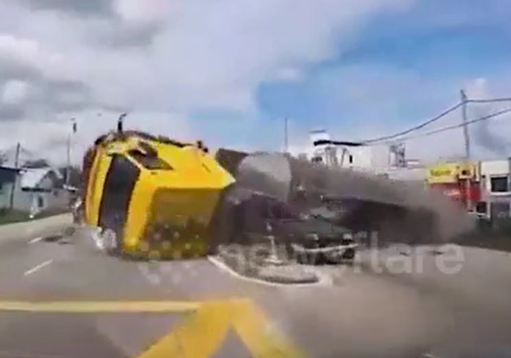 Xe chở dầu lao sang làn ngược chiều, lật đè 2 ô tô rồi bốc cháy dữ dội