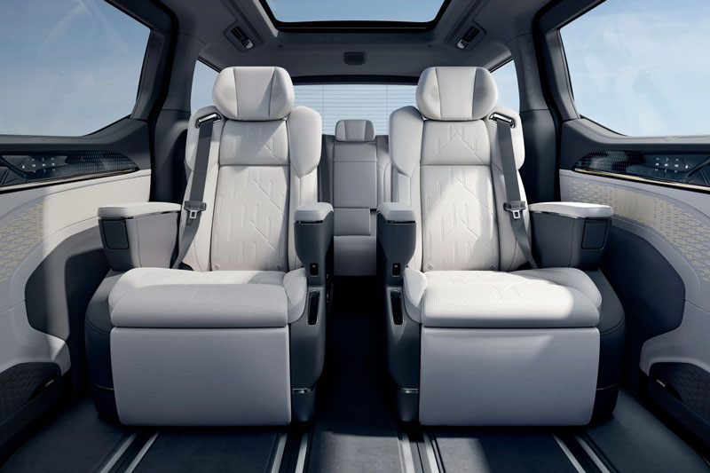 ‘Chuyên cơ mặt đất’ công suất 912 mã lực, giá chưa tới 2 tỷ đồng, cạnh tranh Toyota Alphard