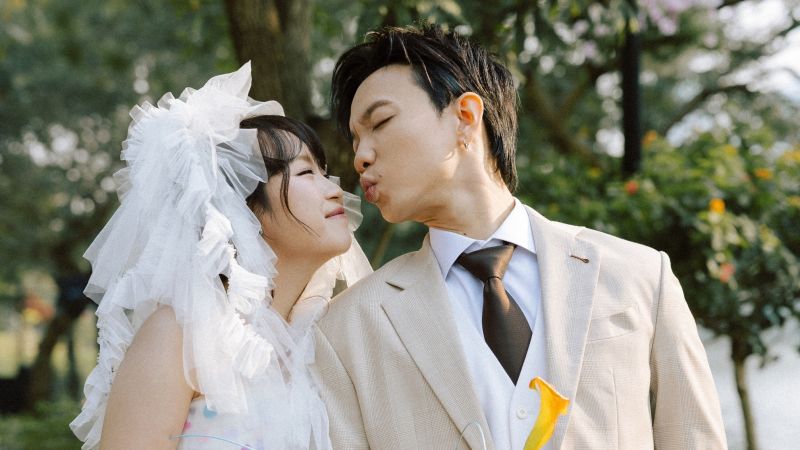 Vừa xác nhận đã kết hôn, Hoàng Dũng ra mắt ca khúc được hát trong đám cưới