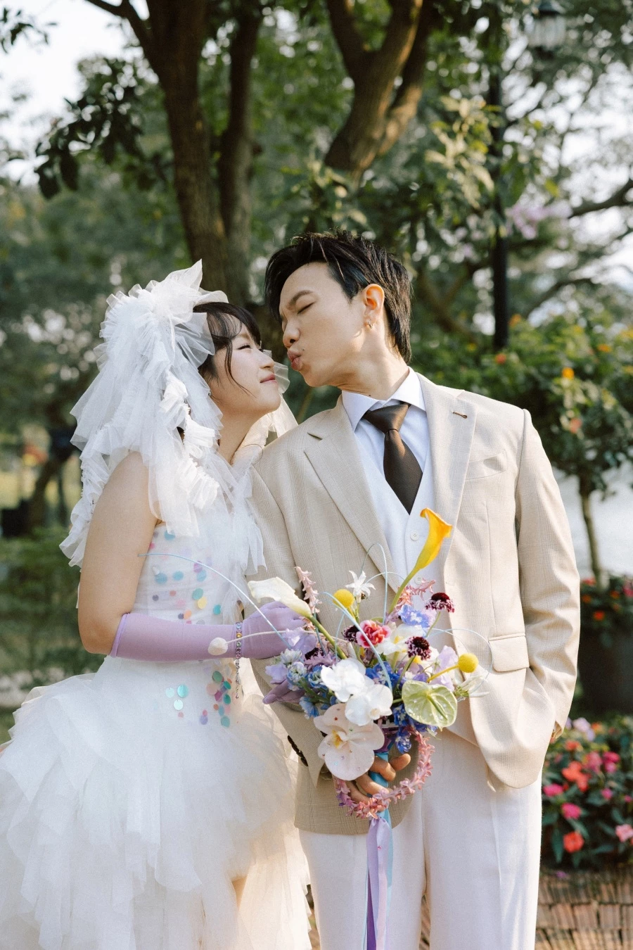 Khoảnh khắc "tình bể bình" của Hoàng Dũng và vợ.