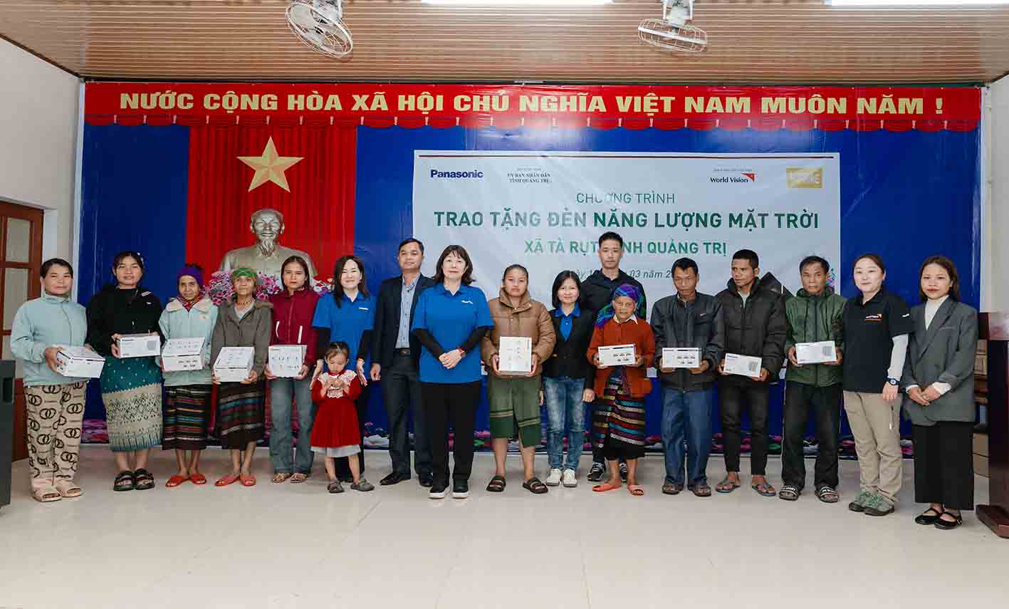 Quảng Trị: Trao tặng 510 đèn năng lượng mặt trời cho xã Tà Rụt và Hướng Lập