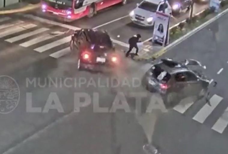 Ô tô va chạm kinh hoàng giữa giao lộ, người phụ nữ thoát nạn trong tích tắc