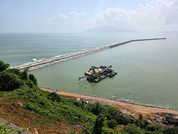 Tuyến đê kè chắn sóng giai đoạn 1 của cảng Liên Chiểu đã hoàn thành, sẵn sàng cho các nhà đầu tư xây dựng, khai thác khu bến cảng container. Tuyến đê kè chắn sóng giai đoạn 1 của cảng Liên Chiểu đã hoàn thành, sẵn sàng cho các nhà đầu tư xây dựng, khai thác khu bến cảng container.