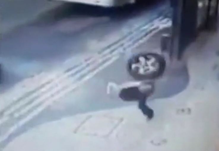 Lốp xe văng lên vỉa hè, người phụ nữ đi bộ bị đập trúng đầu