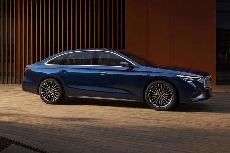 Xe sedan lớn hơn Toyota Camry, tiêu thụ 2 lít xăng/100 km, giá chưa tới 400 triệu đồng