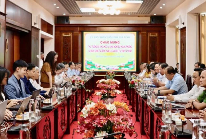 Quang cảnh buổi làm việc. Ảnh: Báo Tây Ninh.