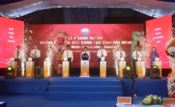 Các đại biểu thực hiện nghi thức khánh thành Trung tâm Đổi mới sáng tạo tỉnh Tây Ninh.