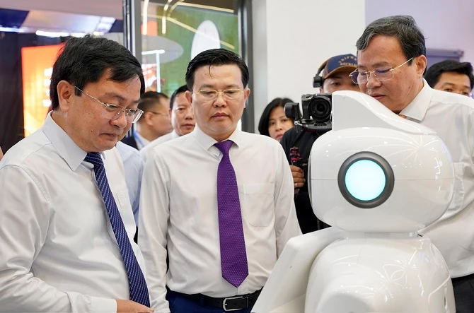 Các đại biểu tham quan 