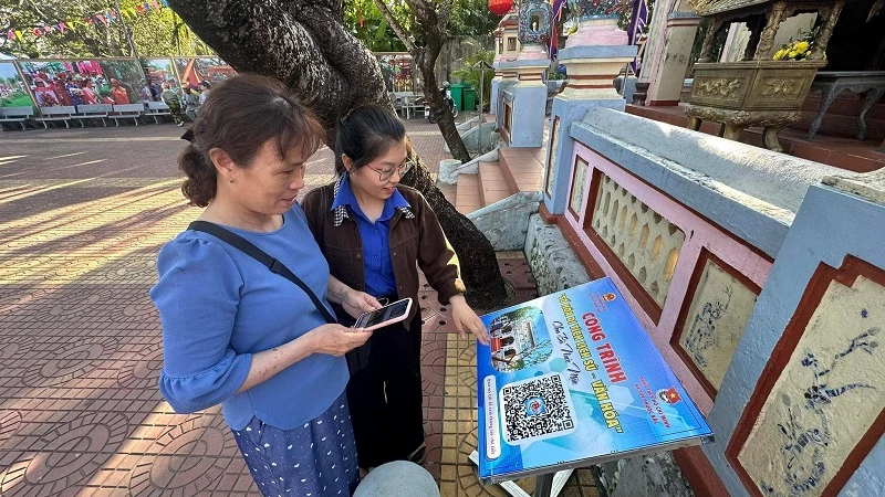 Các bạn đoàn viên thanh niên xã Tuy Phước Bắc hướng dẫn du khách qu&eacute;t mã QR để tìm hiểu thêm thông tin về Chùa Bà Nước Mặn  