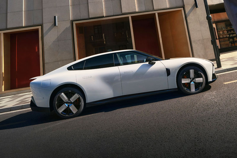 Xe sedan dài hơn 5 mét, hệ thống treo khí nén, công suất 593 mã lực, giá gần 780 triệu đồng